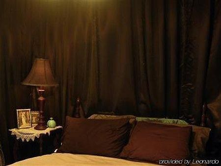 Plum Grove Inn Iowa City Room photo