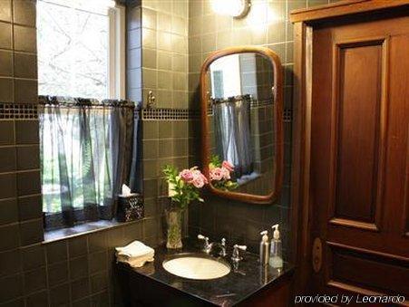 Plum Grove Inn Iowa City Room photo