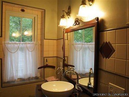 Plum Grove Inn Iowa City Room photo