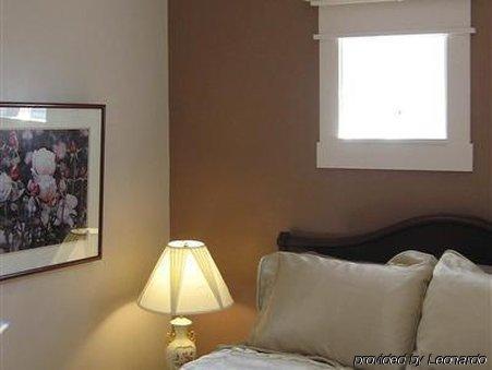 Plum Grove Inn Iowa City Room photo