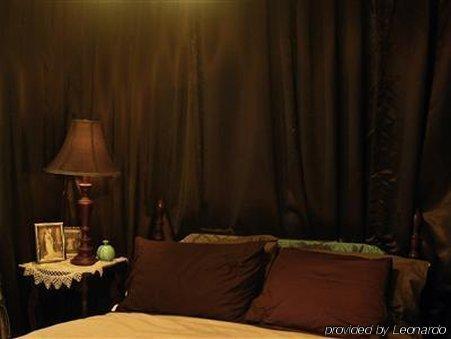 Plum Grove Inn Iowa City Room photo