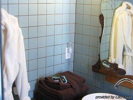 Plum Grove Inn Iowa City Room photo